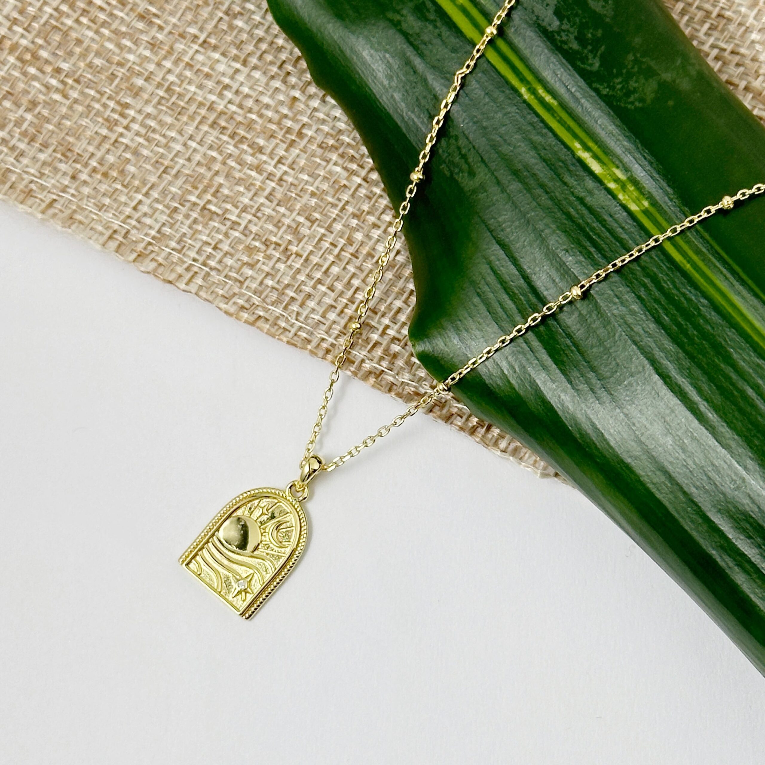Gold Coating 窓から見えた 海の景色 ネックレス 月星 with Gold Coating あずきドットチェーン　リトルラグーン鎌倉