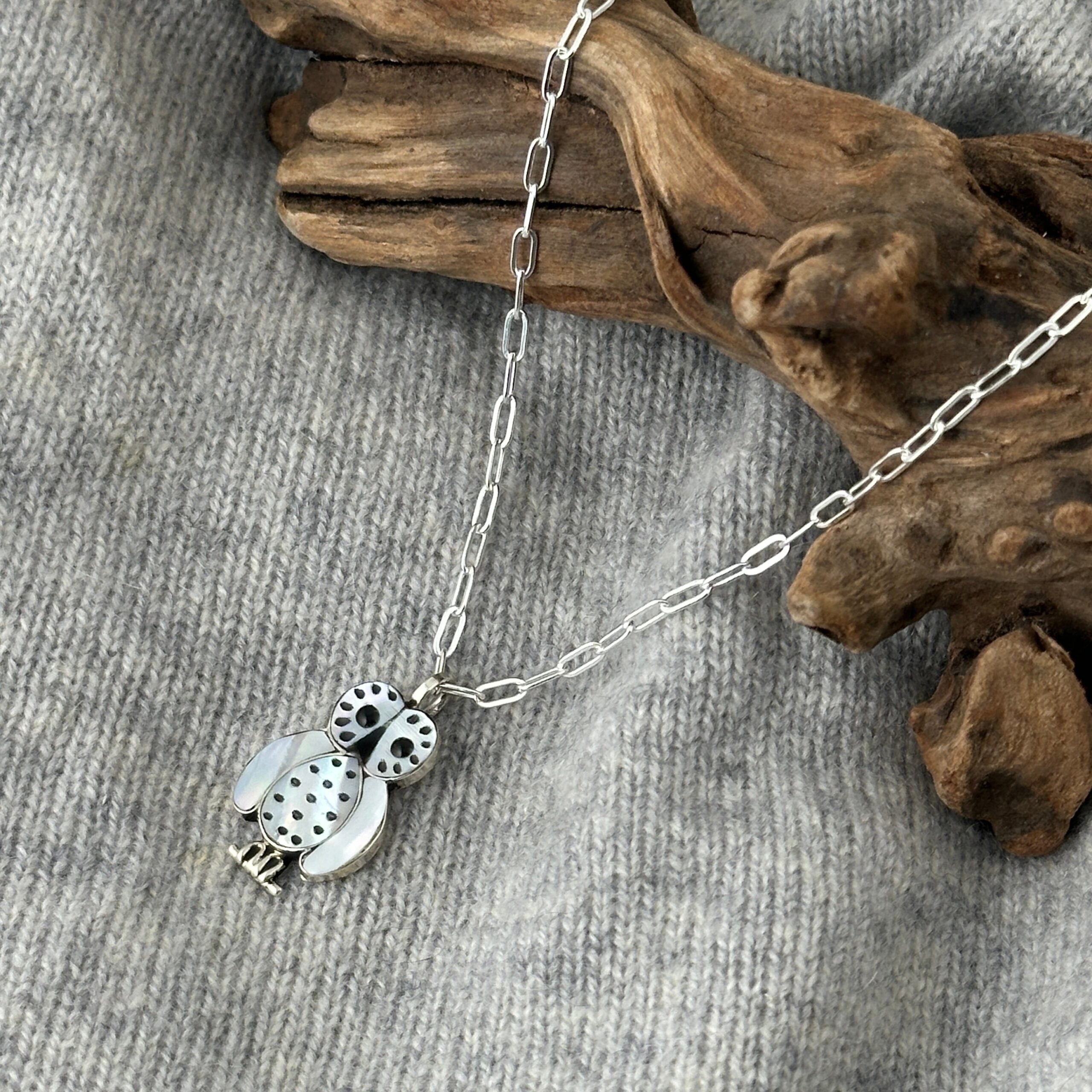 《Indian Jewelry 》ZUNI フクロウ ホワイト シェル ペンダント ネックレス リトルラグーン鎌倉