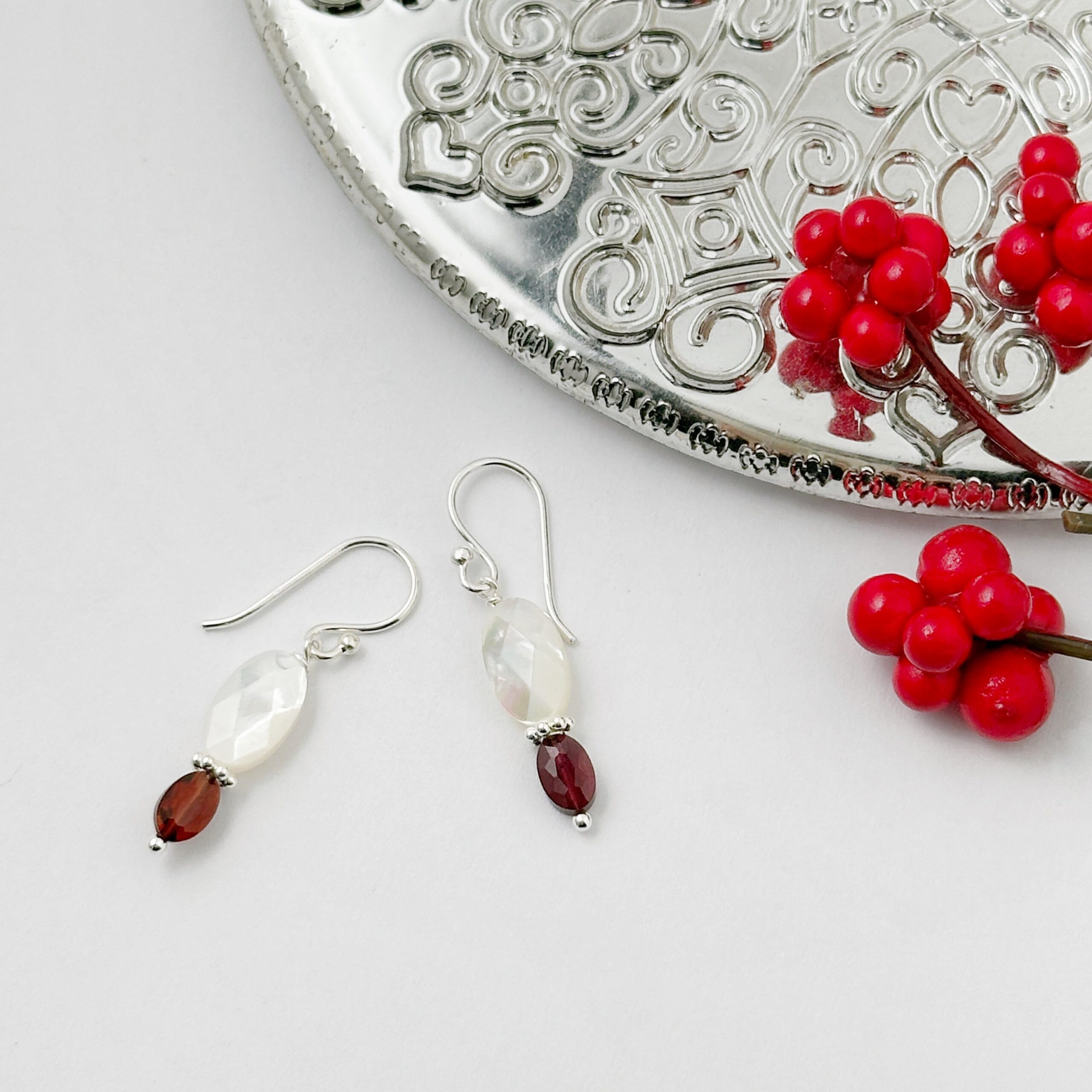 ガーネットand 白蝶貝 オーバル フック ピアス リトルラグーン鎌倉