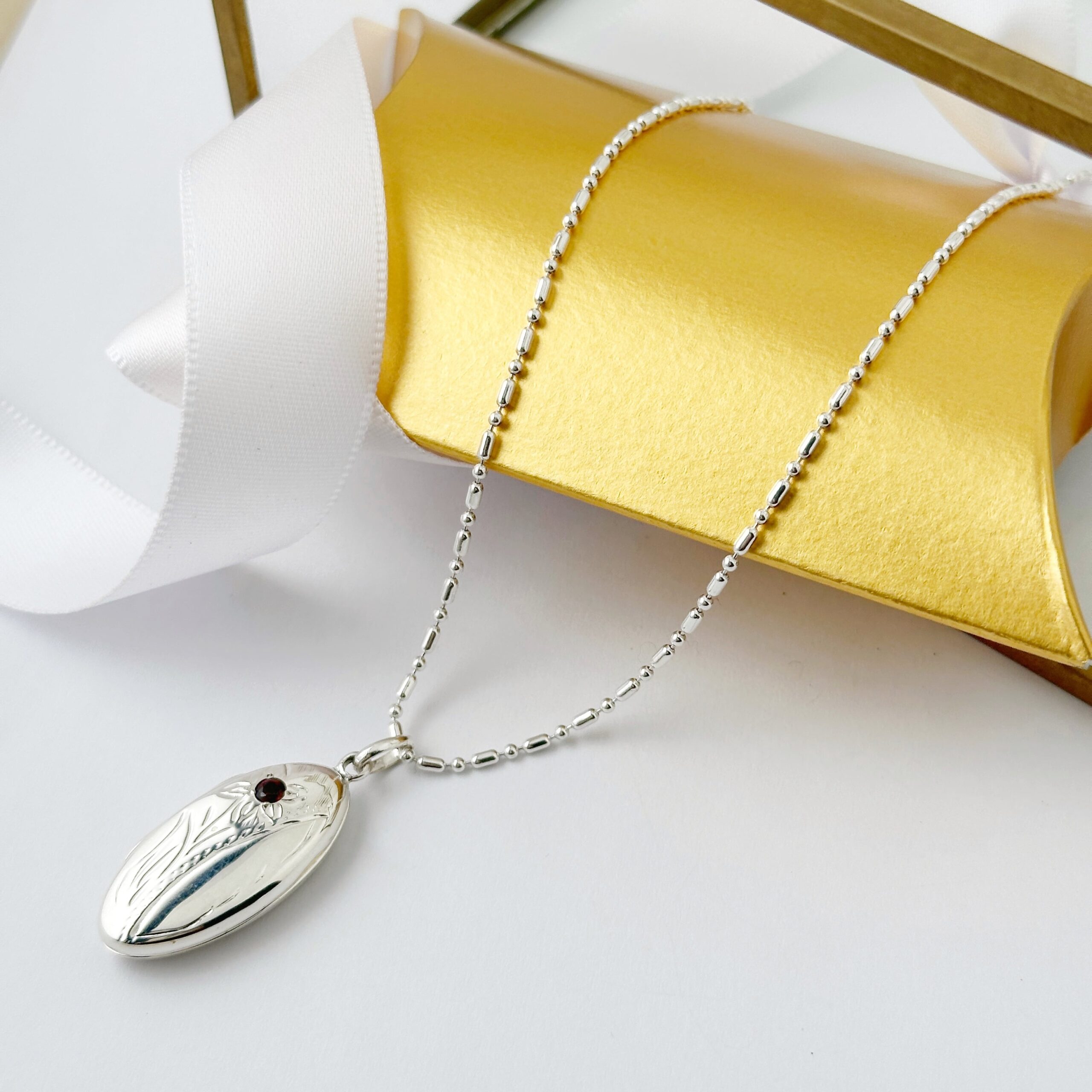 一粒 ガーネット フラワー オーバル ロケットペンダント　リトルラグーン鎌倉