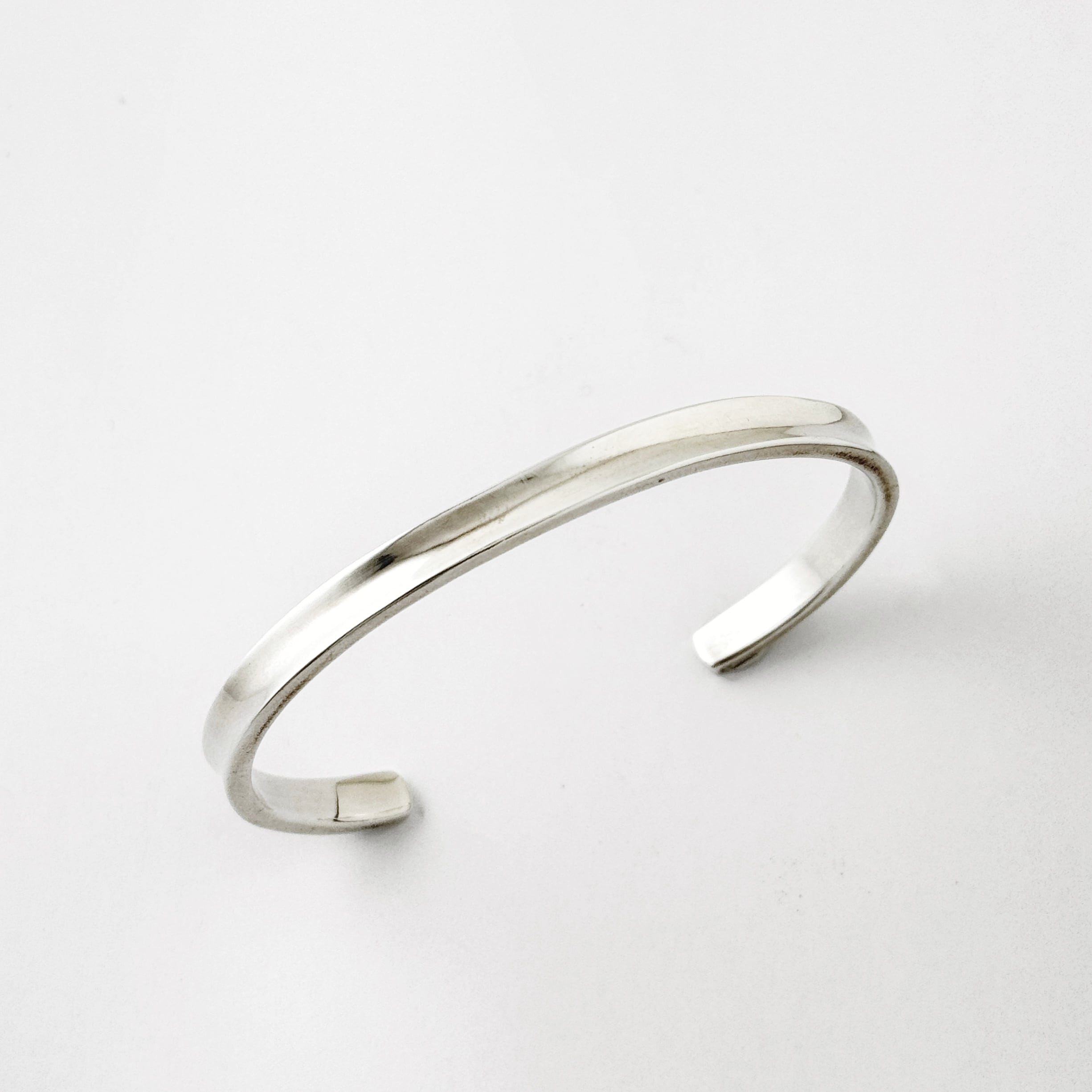 シルバーリッチなボリュームバングル リトルラグーン鎌倉