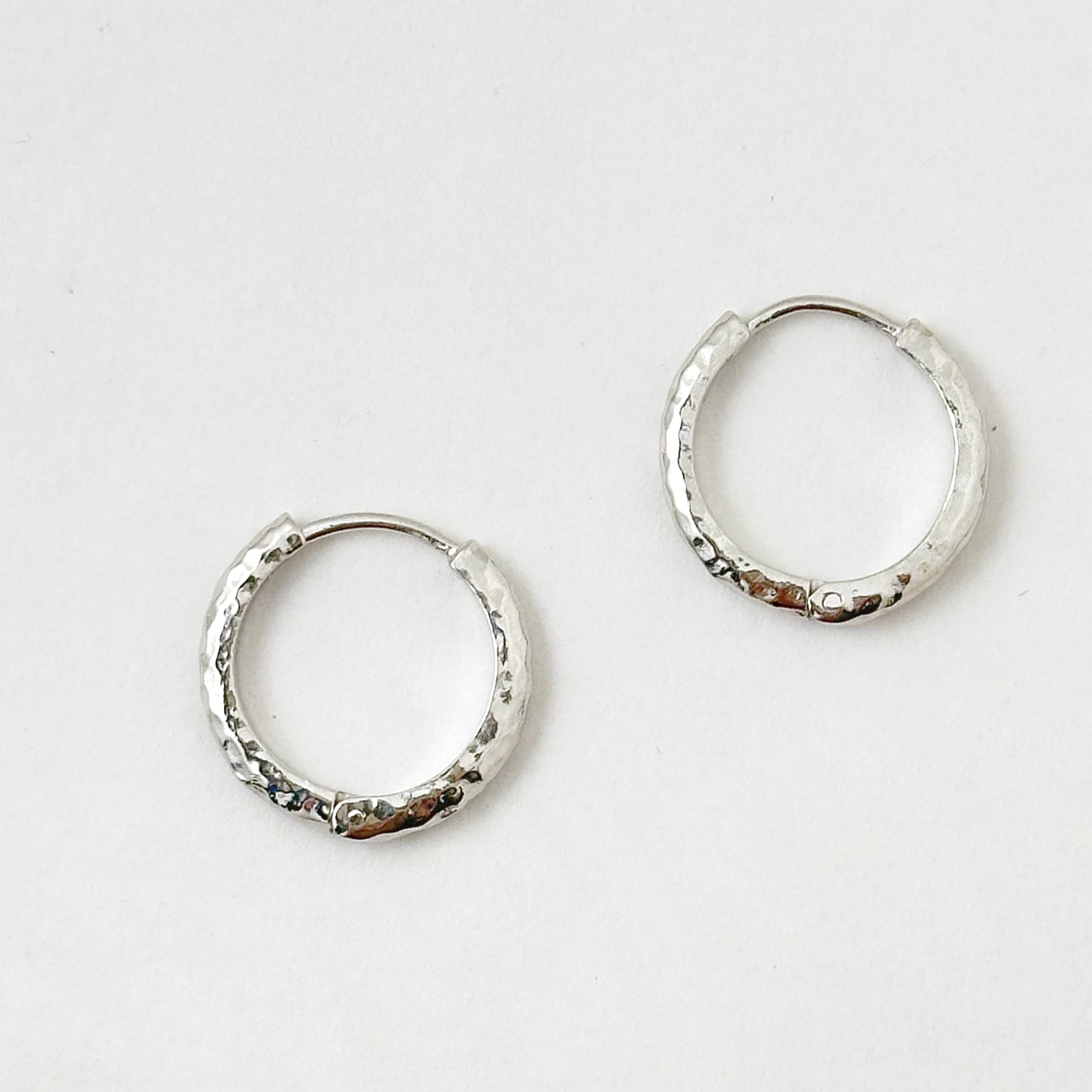 グリッター silver カチッと フープピアス　リトルラグーン鎌倉