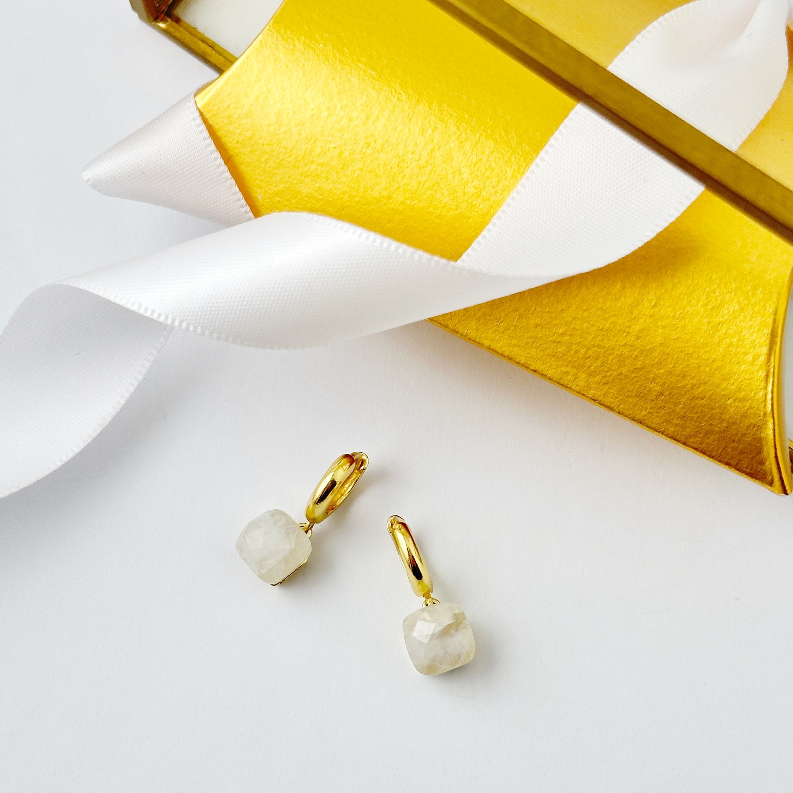 Gold Coating ホワイト ムーンストーン ゆれる カチッと フープ ピアス リトルラグーン鎌倉