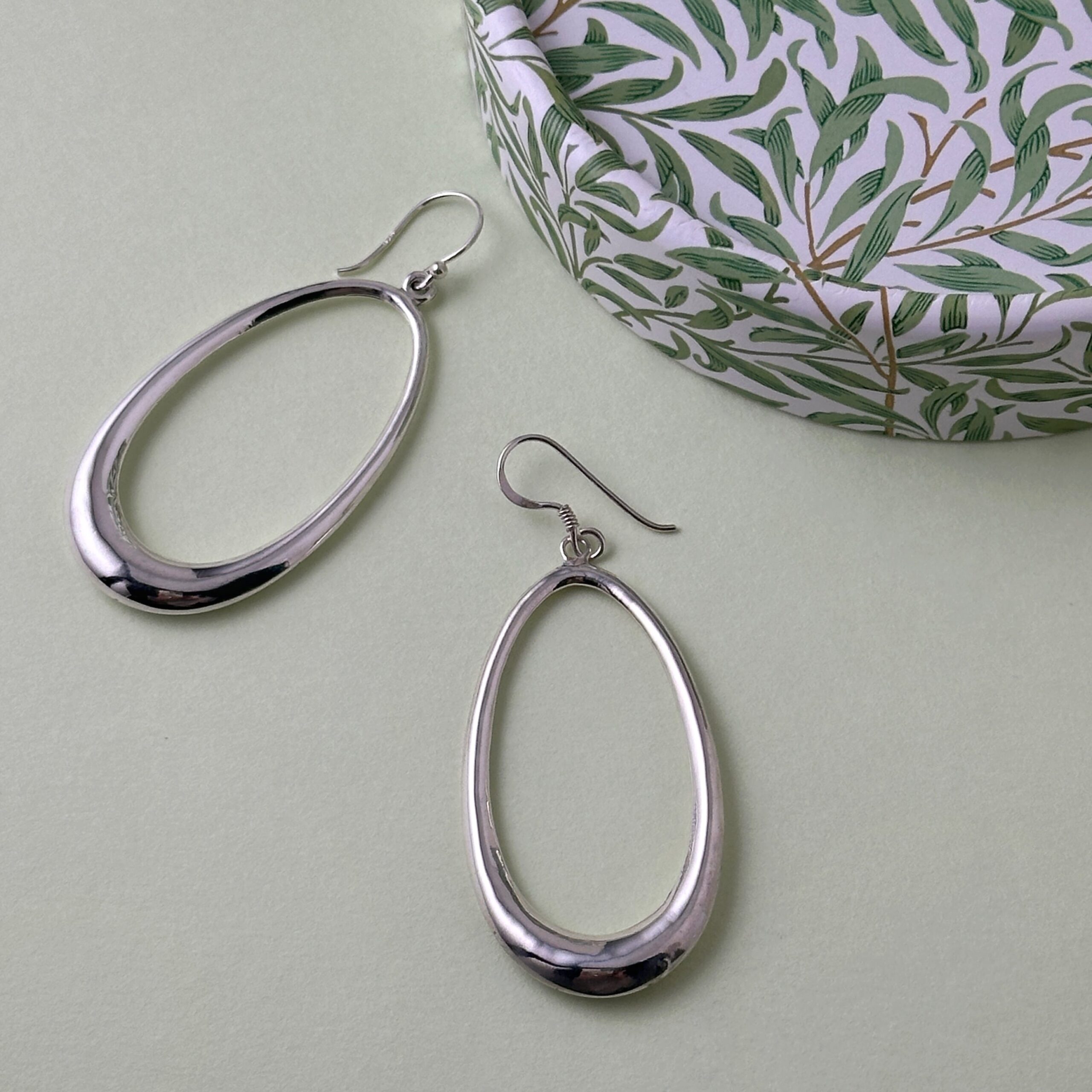 ボリューム たっぷり 横 フープ ピアス リトルラグーン鎌倉