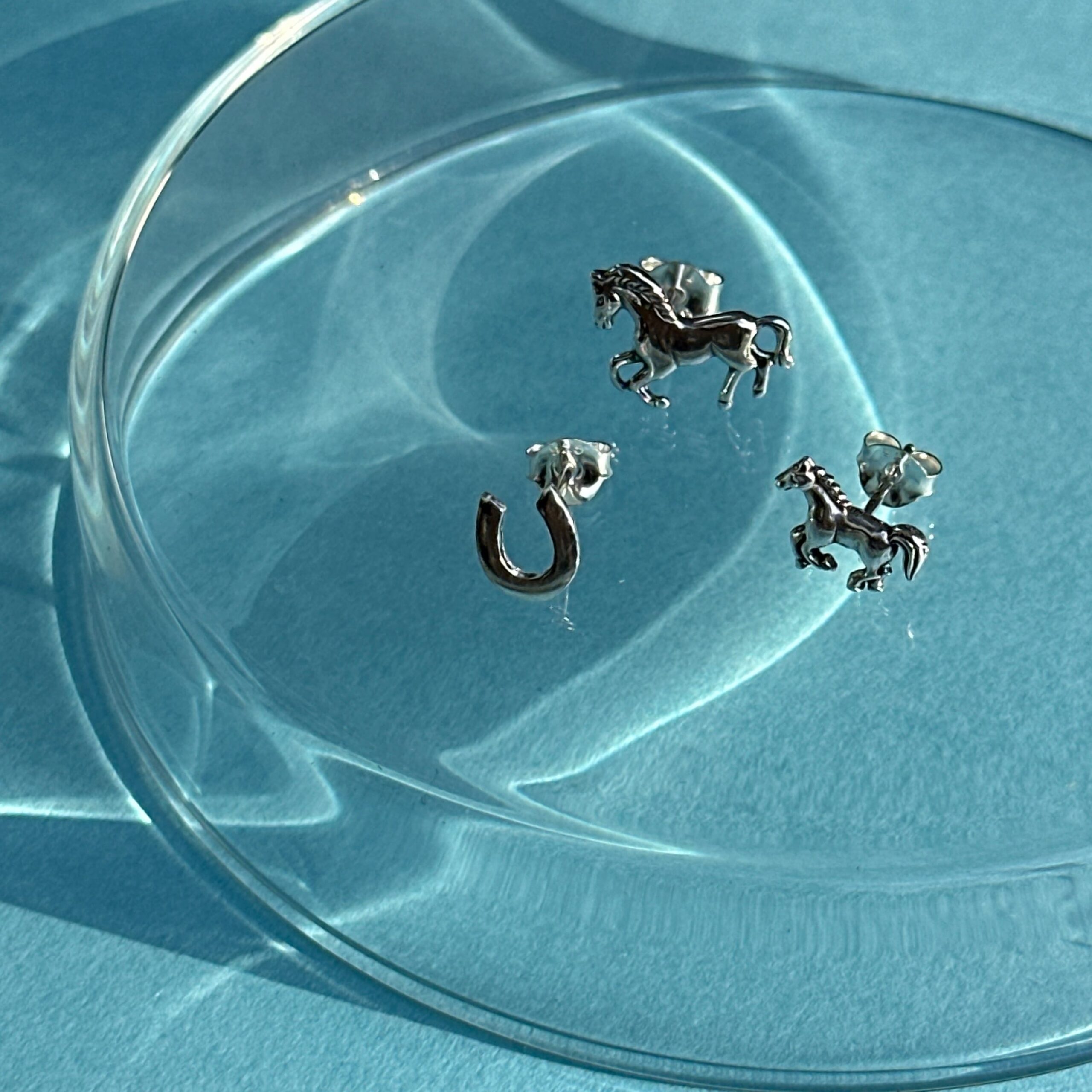 馬と馬蹄の 3点セット スタッド ピアス リトルラグーン鎌倉