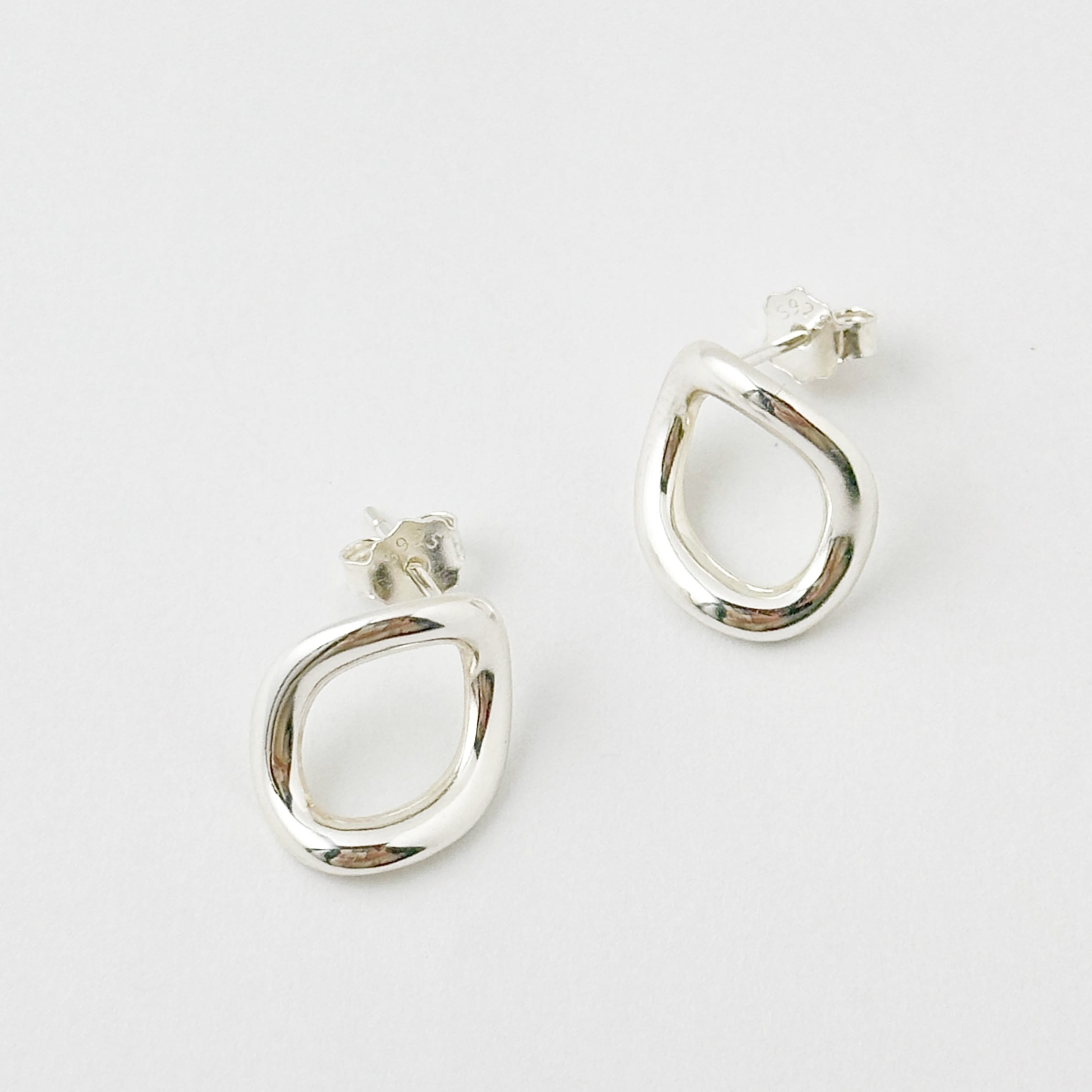 いびつなオーバル スタッドピアス　リトルラグーン鎌倉