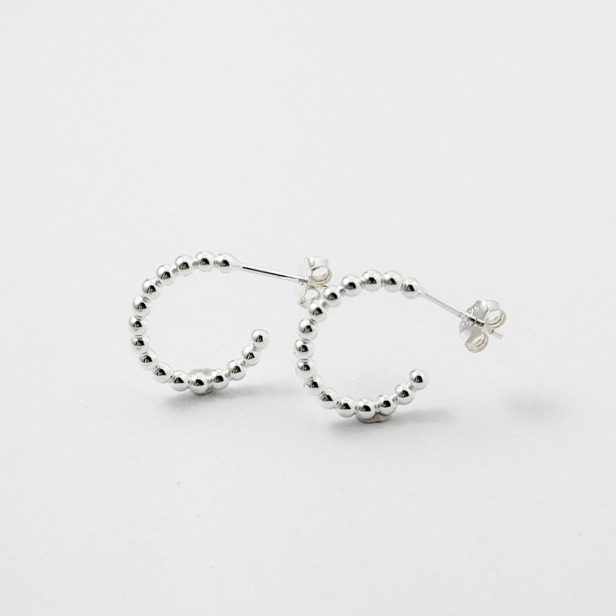 いびつなオーバル スタッドピアス　リトルラグーン鎌倉