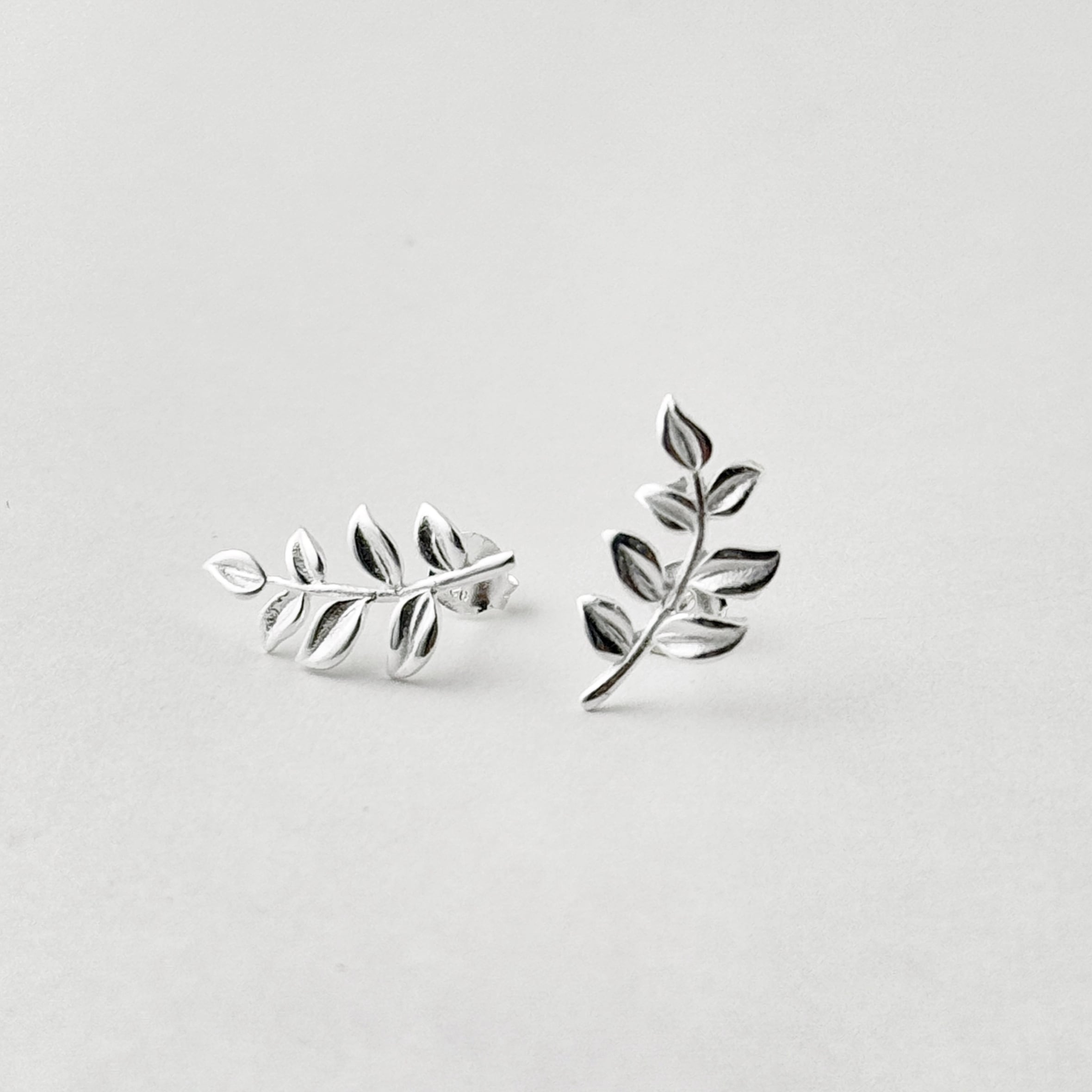 マット仕上げのリーフ スタッド ピアス　リトルラグーン鎌倉