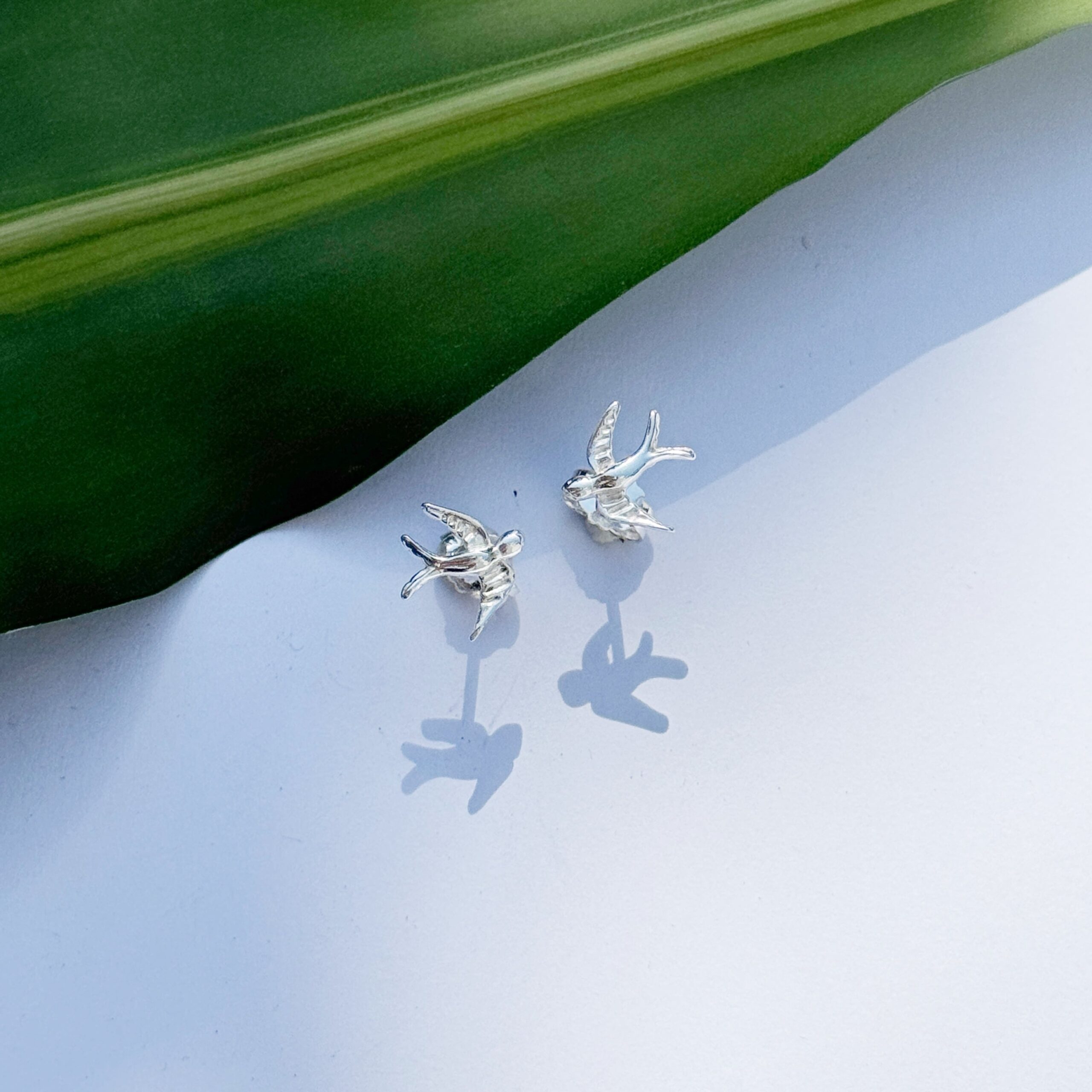 ツバメ スタッド ピアス 鳥 バード 燕 小さめピアス リトルラグーン鎌倉