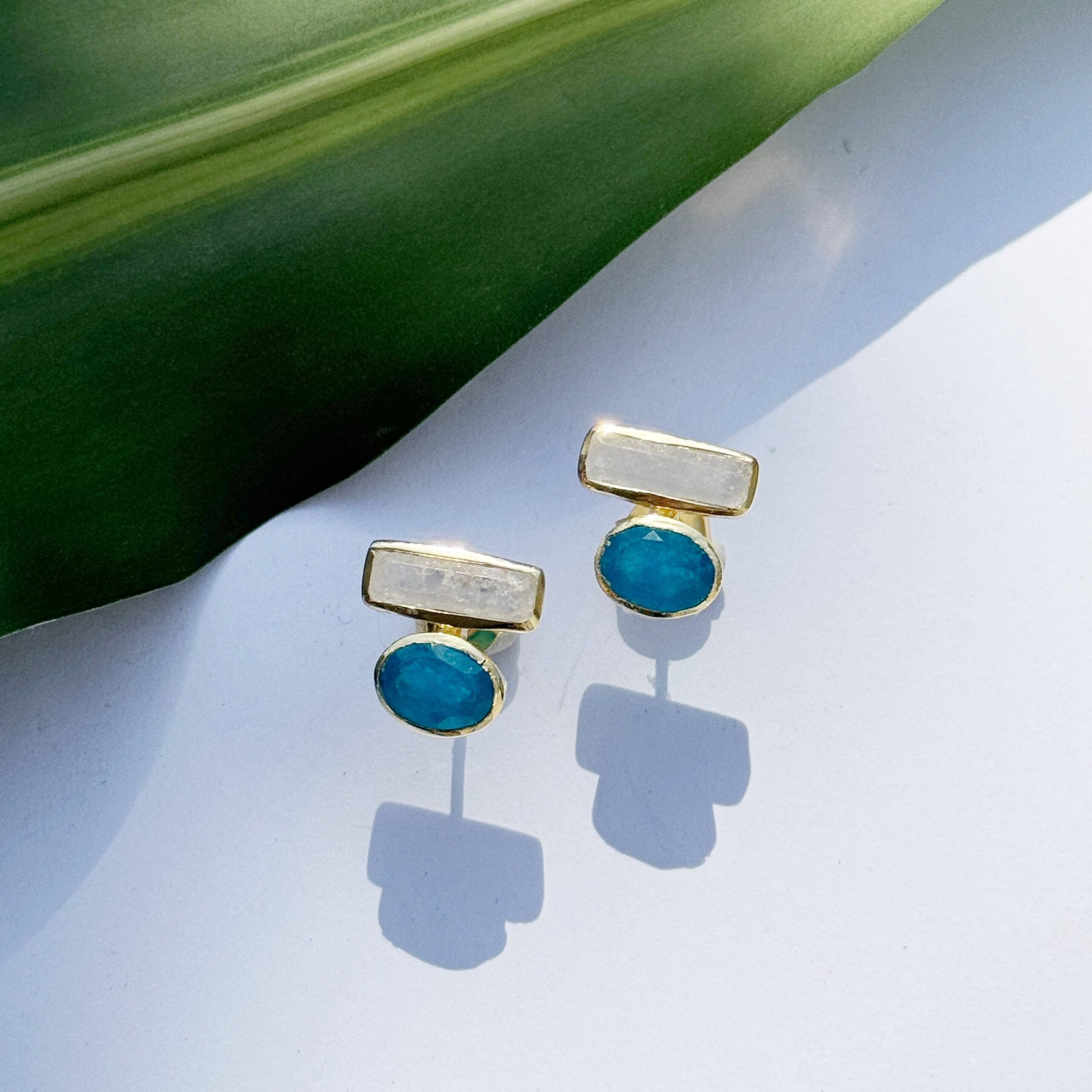 Gold Coating ブルーブラック ジェード と ライト カルシー ジェード スタッドピアス　リトルラグーン鎌倉