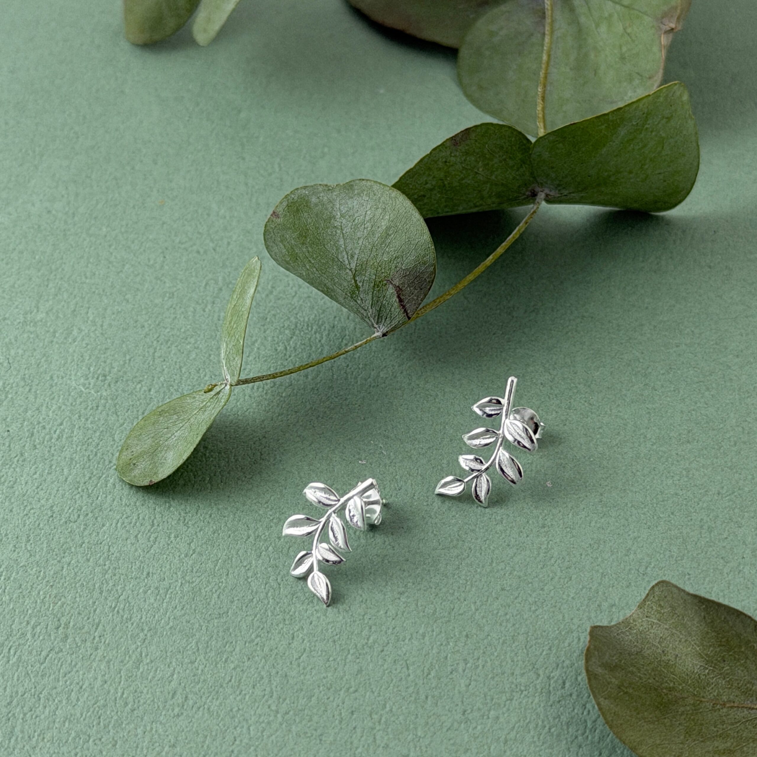 マット仕上げのリーフ スタッド ピアス リトルラグーン鎌倉